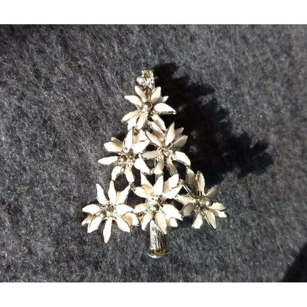 LIA Lianna White Enamel Poinsettia Christmas Tree Brooch Rhinestone Star Box VTG